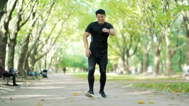 Young Asian Runner Athlete Muscle Pain City Park Man Massaging — ストック動画