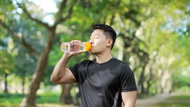 Young Adult Asian Athletic Man Drinking Water Bottle Morning Run — 图库视频影像