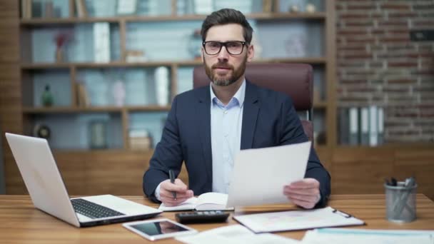 Portrait Confident Bearded Businessman Investor Glasses Looking Camera Office Workplace — Stock videók