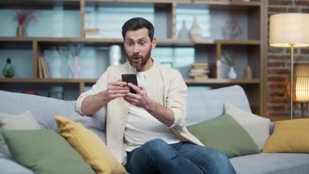 Şaşırtıcı Şanslı Adam Cep Telefonundan Gelen Mesajı Okuduktan Sonra Son — Stok video