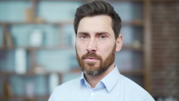 Close Portrait Face Confident Bearded Businessman Investor Looking Camera Modern — Vídeo de Stock