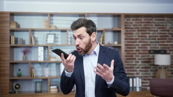 Irritated Arguing Business Man Yelling Shouting Smartphone Gadget Microphone Office — 图库视频影像