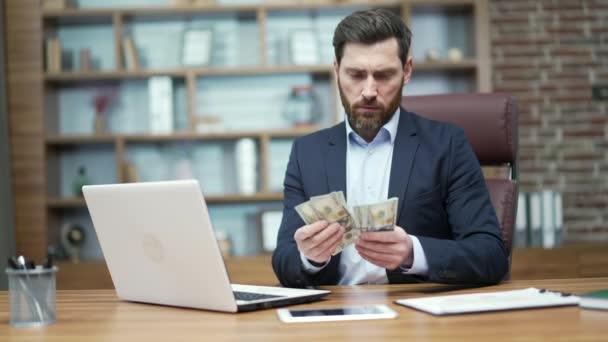 Concentrated Mature Bearded Business Man Investor Counting Dollars Banknotes Desk — Stok video