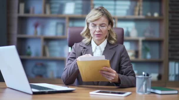 Shocked Mature Businesswoman Reading Letter Bad News While Sitting Desk — Vídeo de Stock