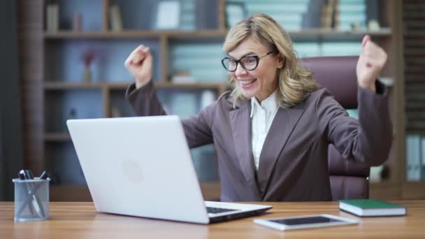 Amazed Happy Mature Businesswoman Looking Surprised Laptop Screen While Sitting — Vídeo de Stock