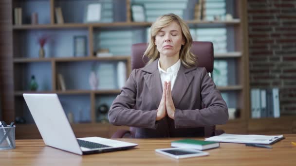 Érett Üzletasszony Aki Csukott Szemmel Meditál Irodában Egy Nyugodt Koncentrált — Stock videók