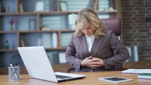 Sick Mature Businesswoman Feeling Abdominal Pain Desk Workplace Office Woman — Video
