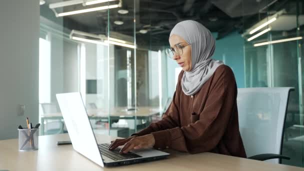 Cold Young Muslim Businesswoman Hijab Glasses Suffers Trembles Warms Hands — Wideo stockowe