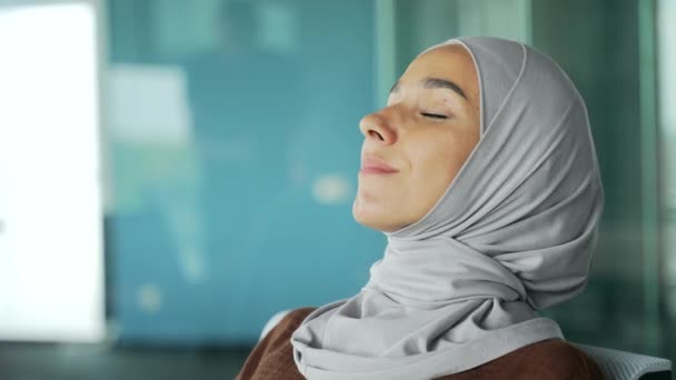 Close Retrato Jovem Mulher Negócios Muçulmana Hijab Relaxar Sozinho Durante — Vídeo de Stock