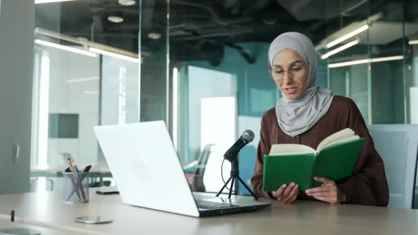 Predicador Joven Musulmán Hijab Hablando Micrófono Lectura Del Corán Podcast — Vídeos de Stock