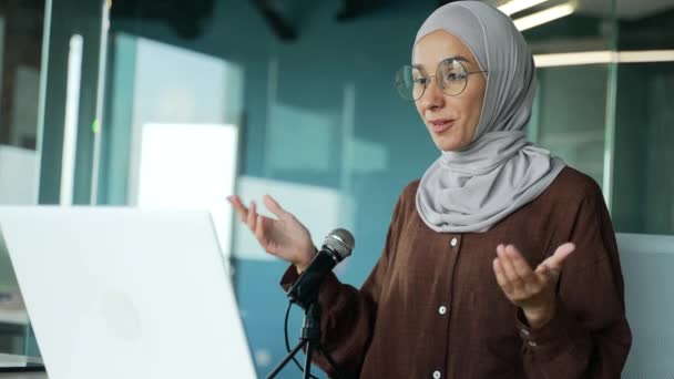 Muzulmán Üzletasszony Hidzsábon Videoértekezlet Konzultáció Konferencia Podcast Modern Irodában Tanár — Stock videók