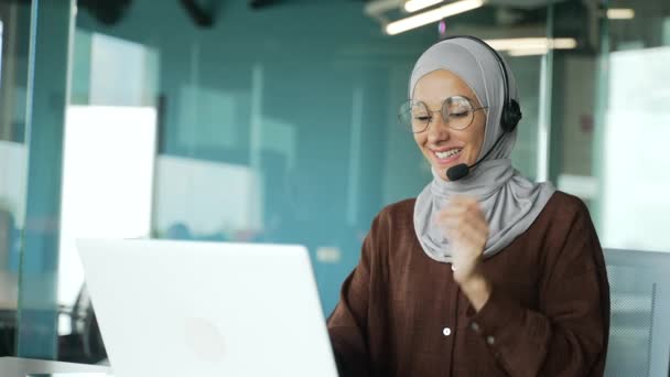 Позитивний Молода Мусульманська Бізнес Леді Менеджер Підтримки Хіджабі Бездротовою Гарнітурою — стокове відео
