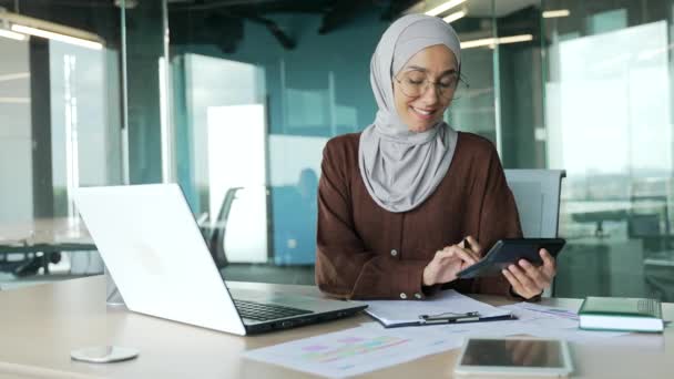 Modern Cam Ofisindeki Kağıtlarla Tesettürde Çalışan Pozitif Müslüman Muhasebeci Şyerindeki — Stok video