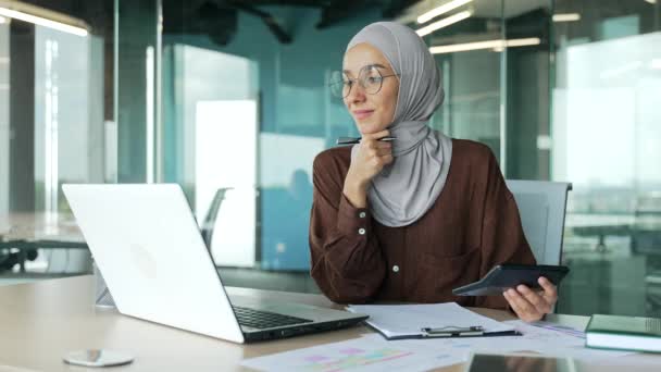 Portrait Smiling Young Muslim Accountant Clerk Hijab Looking Camera Desk — ストック動画