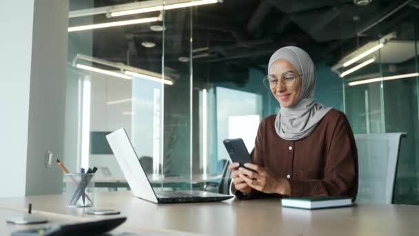 Joven Empresaria Musulmana Positiva Hijab Mantenga Teléfono Inteligente Desplazándose Viendo — Vídeo de stock