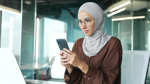 Aşırı Mutlu Genç Müslüman Kadını Yerinde Cep Telefonundan Gelen Mesajı — Stok video