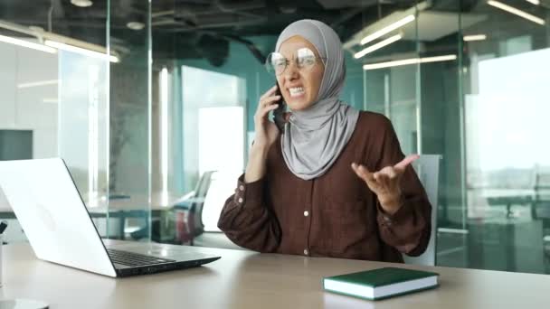 Geïrriteerde Ruzie Maken Jonge Moslim Zakenvrouw Hijab Schreeuwen Smartphone Kantoor — Stockvideo