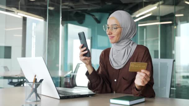 Positive Young Muslim Businesswoman Hijab Paying Credit Card Smartphone Office — 图库视频影像