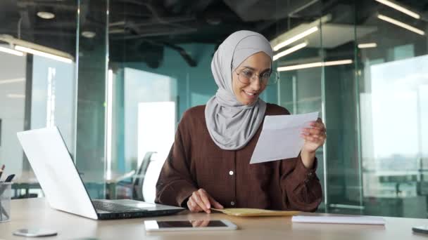 Opgewonden Jonge Moslim Zakenvrouw Hijab Met Bril Ontvangen Openingsbrief Mail — Stockvideo