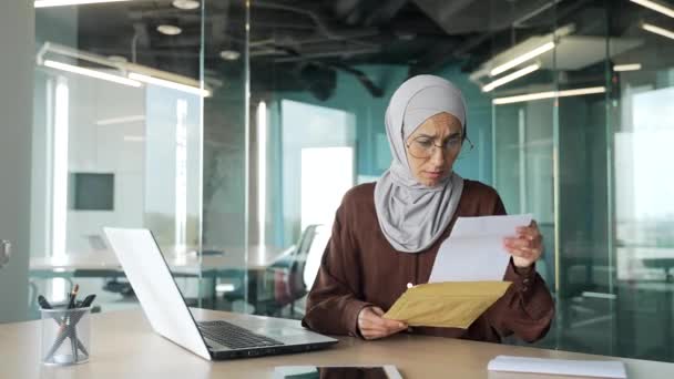 Sinirli Üzgün Gözlüklü Tesettürlü Genç Müslüman Kadını Modern Işyerinde Maaş — Stok video