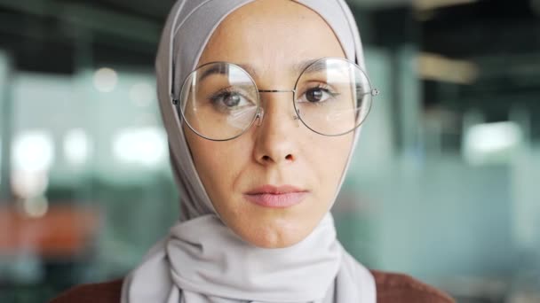 Close Portrait Serious Young Muslim Businesswoman Employee Hijab Looking Camera — Stok video