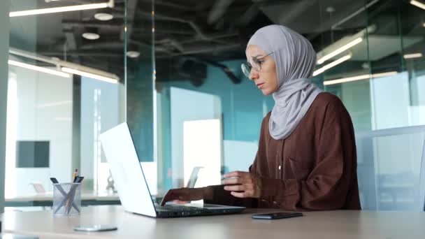 Nervózní Mladá Muslimská Obchodnice Hidžábu Cítí Podrážděný Problém Notebookem Moderní — Stock video