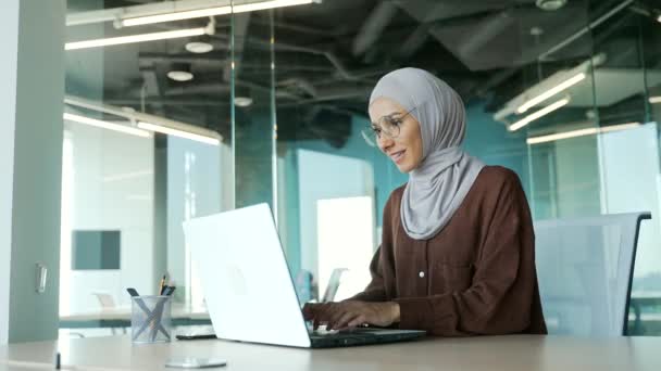 Aşırı Mutlu Genç Müslüman Kadını Yerindeki Dizüstü Bilgisayardan Gelen Mesajı — Stok video