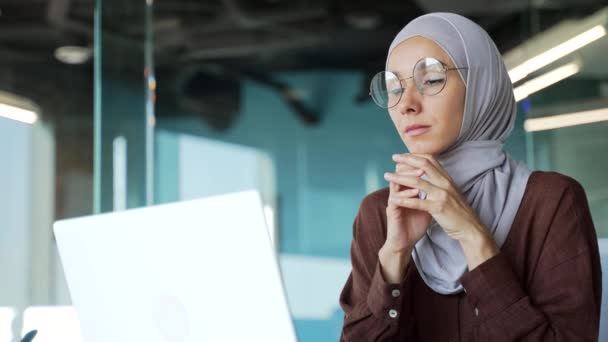Närbild Porträtt Koncentrerad Muslimsk Affärskvinna Anställd Hijab Arbetar Bärbar Dator — Stockvideo