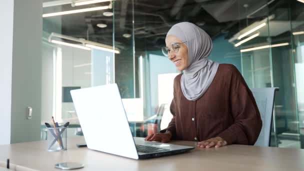 Gülümseyen Müslüman Kadını Tesettürlü Genç Ofis Çalışanı Gözlüklü Bilgisayar Ekranına — Stok video