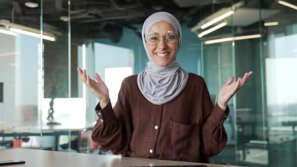 Вид Веб Камеру Усміхненої Молодої Мусульманської Бізнес Леді Хіджабі Окулярами — стокове відео