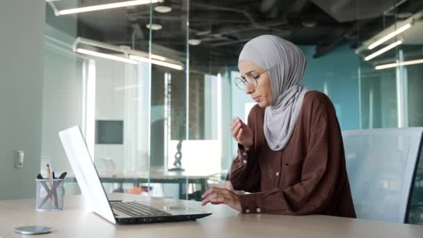 Zieke Jonge Moslim Zakenvrouw Hijab Lijdt Aan Buikpijn Zich Slecht — Stockvideo