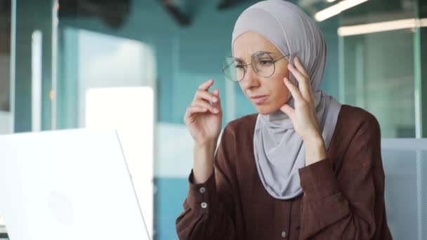 Втомилася Від Перевтоми Молода Мусульманська Бізнес Леді Хіджабі Очима Боляче — стокове відео