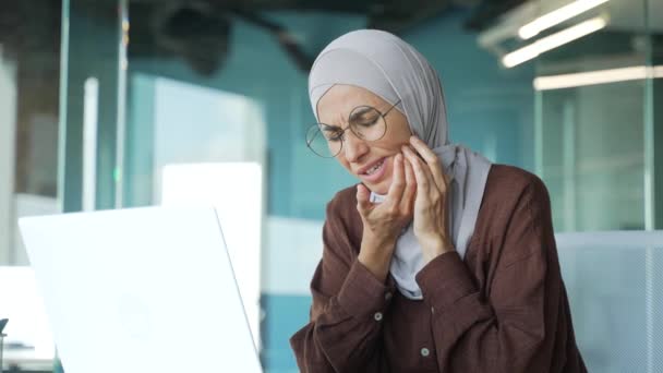 Stressed Muslim Businesswoman Hijab Severe Toothache Dental Pain Ache Computer — стоковое видео