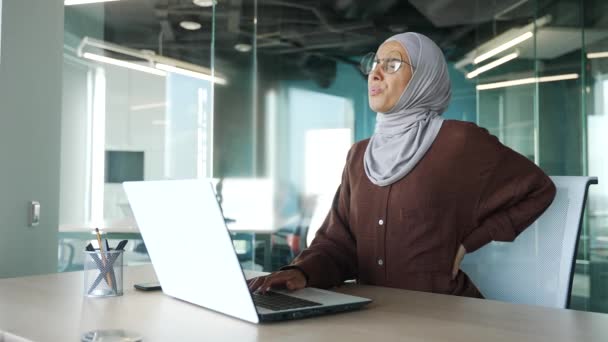 Υπερκόπωση Muslim Επιχειρηματίας Μαντίλα Έντονο Πόνο Στην Πλάτη Μετά Από — Αρχείο Βίντεο
