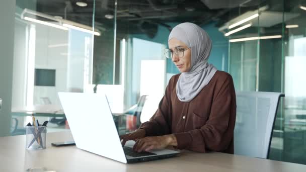 Scared Muslim Businesswoman Hijab Has Panic Attack Difficulty Breathing Heart — 图库视频影像