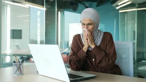 Sjuk Ung Muslimsk Affärskvinna Hijab Blåser Rinnande Näsa Nysa Och — Stockvideo
