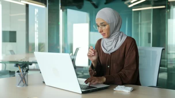 Enfermo Joven Musulmana Mujer Negocios Hijab Sufre Alergias Estornuda Con — Vídeos de Stock
