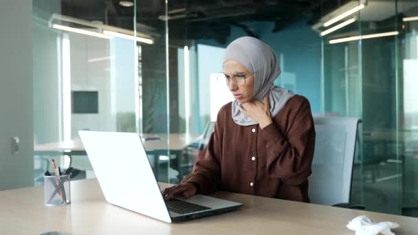 Tânăra Femeie Afaceri Musulmană Bolnavă Hijab Tuse Mult Ține Gâtul — Videoclip de stoc