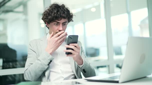 Nervous Frustrated Young Business Man Freelancer Received Email Message Smartphone — ストック動画