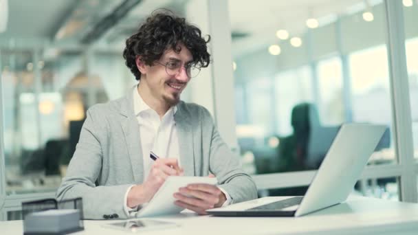 Positive Young Business Man Freelancer Glasses Looking Laptop Screen Write — Vídeos de Stock