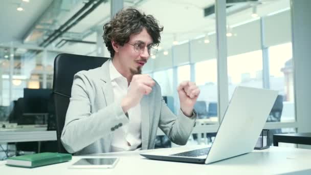 Overjoyed Curly Business Man Extremely Happy Read Email Message Laptop — 비디오