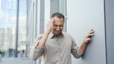 Genç bir yetişkin adam bir ofis binasının yanında sokakta dikilirken baş ağrısı hisseder. Migren ya da menenjitten muzdarip üzgün bir ırk erkeği. Kendini iyi hissetmiyor. Sağlık hizmetleri kavramı