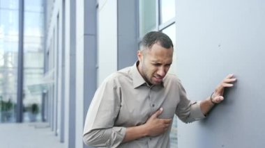 Bir adam, bir ofis binasının yanında caddede dururken göğsünde keskin bir ağrı hisseder. Karma ırktan hasta bir erkek göğsünde gerilimden muzdarip. Kötü hissediyor, kalp krizi geçiriyor. Tıbbi yardıma ihtiyacı var.
