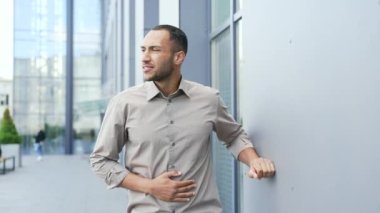 Yetişkin bir adam bir ofis binasının yanında dururken karın ağrısı hisseder. Melez bir erkek zehirlenmeden, konvülsiyondan ve gastrit 'ten muzdarip. Doktorun yardımına ihtiyacı var. Sağlık hizmetleri kavramı