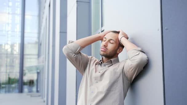 Smutný Dospělý Muž Který Zažívá Depresi Stojí Ulici Poblíž Kancelářské — Stock video