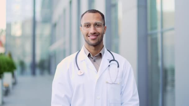Porträt Eines Erwachsenen Arztes Weißem Mantel Und Brille Der Auf — Stockvideo