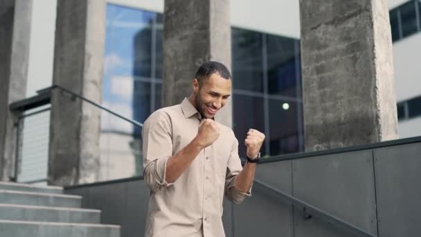 Nadšený Dospělý Muž Oslavující Vítězství Stojí Ulici Poblíž Kancelářské Budovy — Stock video