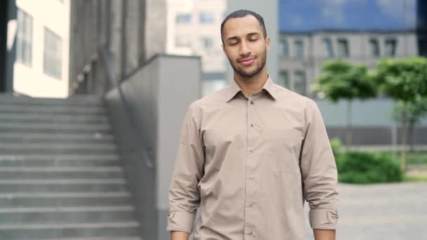 Šťastný Dospělý Muž Natahuje Ruku Aby Pozdravil Zatímco Stojí Ulici — Stock video