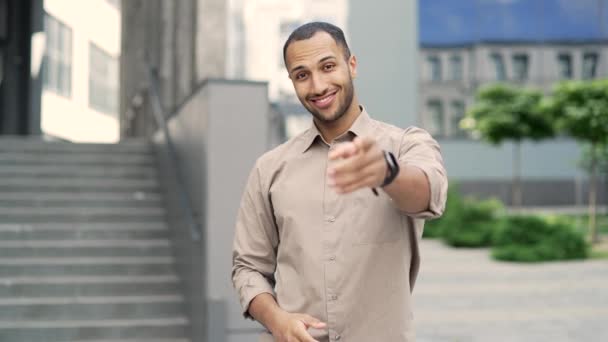 Usmívající Dospělý Muž Ukazuje Prstem Kameru Zatímco Stojí Ulici Kancelářské — Stock video