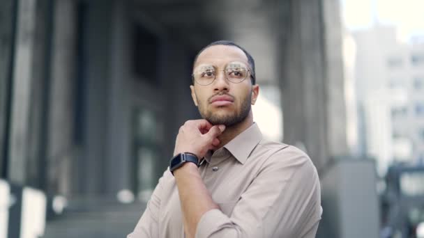 Zblízka Portrét Mladého Dospělého Muže Košili Brýlích Dívá Vážně Stranou — Stock video